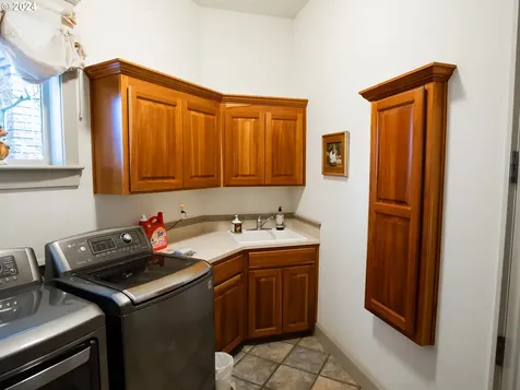 3282 Lakeside Drive Eugene OR 97401