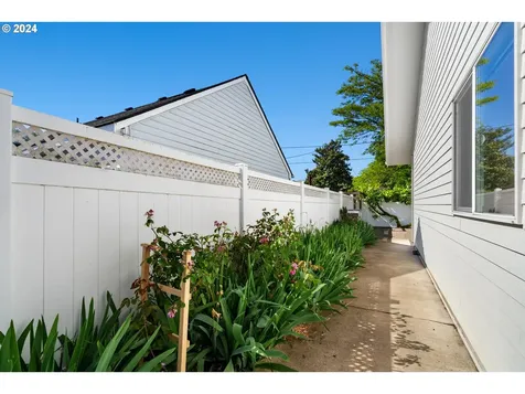 5227 N Yale Street Portland OR 97203