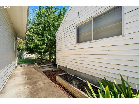 5227 N Yale Street Portland OR 97203