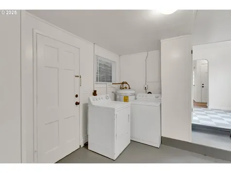 6037 SE Malden Street Portland OR 97206