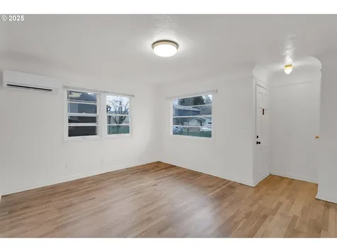 6037 SE Malden Street Portland OR 97206