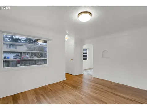 6037 SE Malden Street Portland OR 97206
