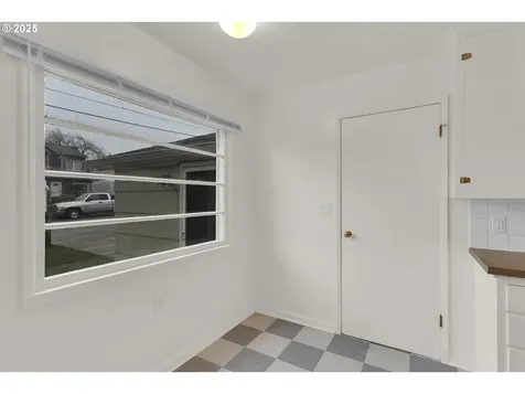 6037 SE Malden Street Portland OR 97206