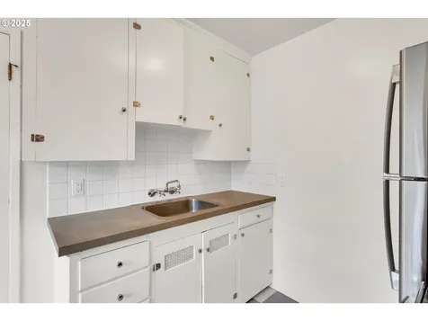 6037 SE Malden Street Portland OR 97206