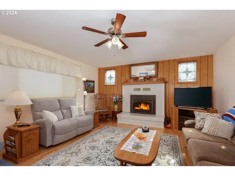 1613 C Street Hood River OR 97031