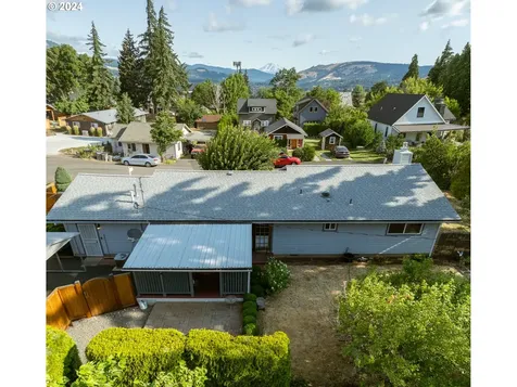 1613 C Street Hood River OR 97031
