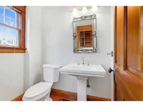 5160 NE Wistaria Drive Portland OR 97213