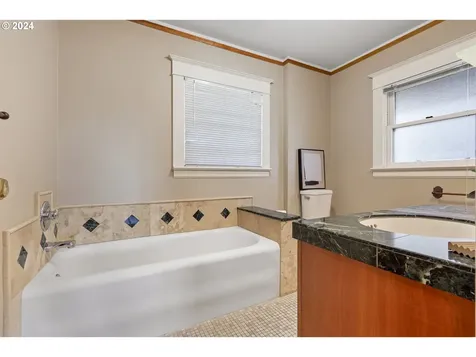5160 NE Wistaria Drive Portland OR 97213