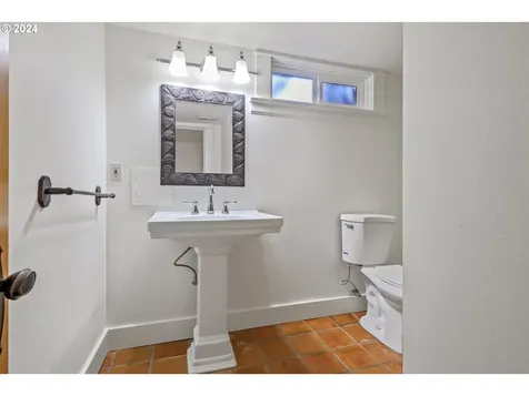5160 NE Wistaria Drive Portland OR 97213