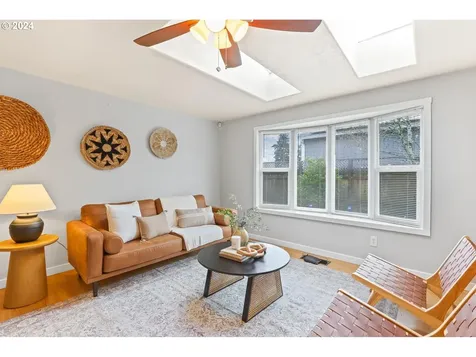 2708 E Walnut Avenue Newberg OR 97132