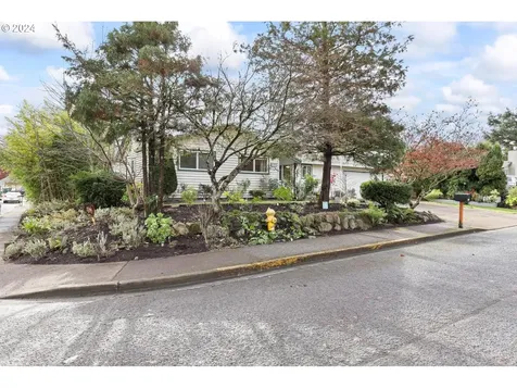 2708 E Walnut Avenue Newberg OR 97132