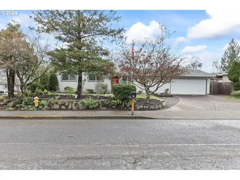 2708 E Walnut Avenue Newberg OR 97132