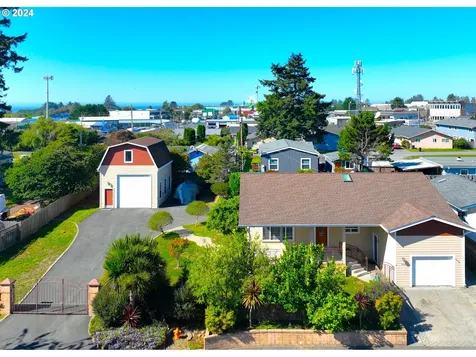 304 Oxford Street Brookings OR 97415