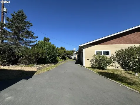 304 Oxford Street Brookings OR 97415