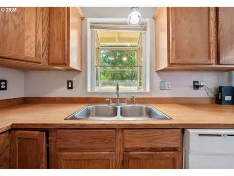 811 Arthur Avenue Cottage Grove OR 97424