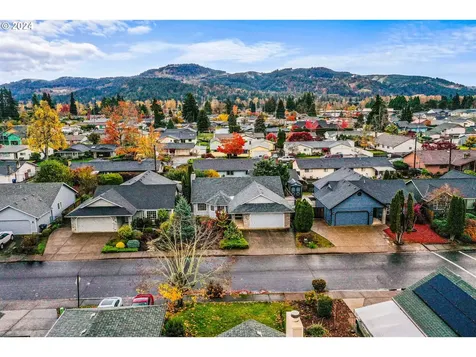 2174 Bonnie Lane Springfield OR 97477