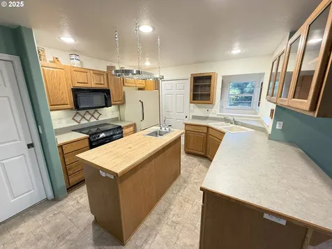 5938 View Loop Florence OR 97439