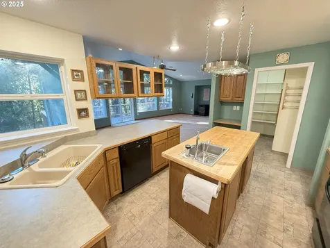 5938 View Loop Florence OR 97439