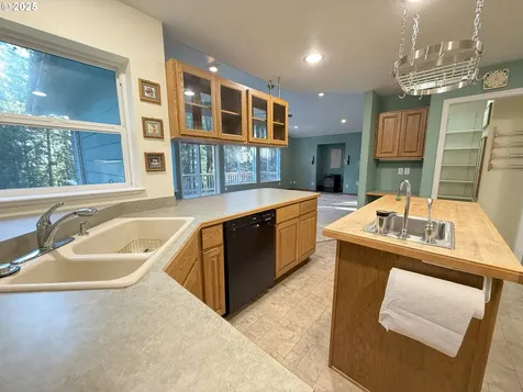 5938 View Loop Florence OR 97439