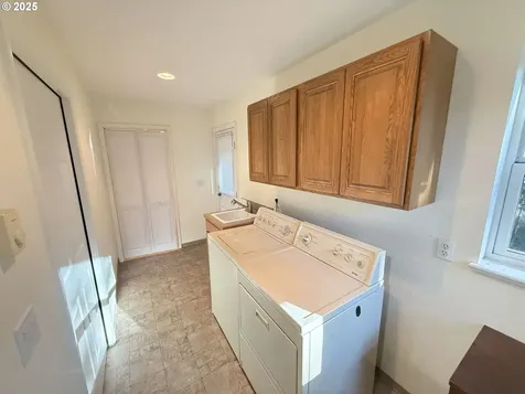 5938 View Loop Florence OR 97439