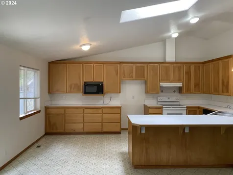 649 Nicholas Drive Springfield OR 97477