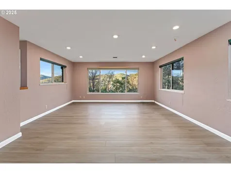 2880 NE Parker Street Roseburg OR 97470