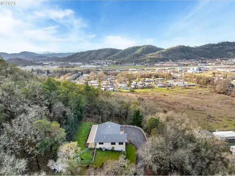 2880 NE Parker Street Roseburg OR 97470