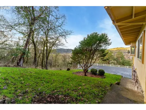 2880 NE Parker Street Roseburg OR 97470