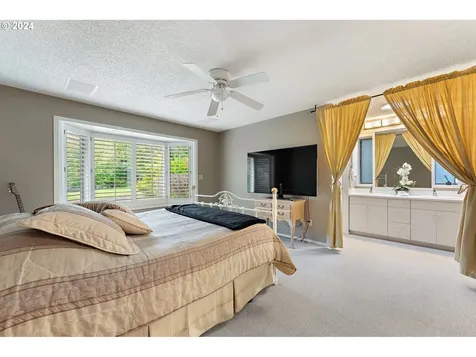 53 Touchstone Lake Oswego OR 97035
