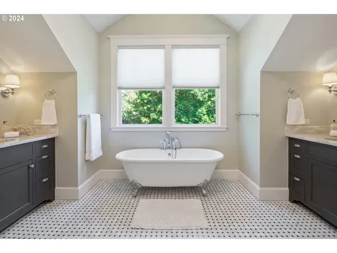4005 Ne Hazelfern Place Portland OR 97232