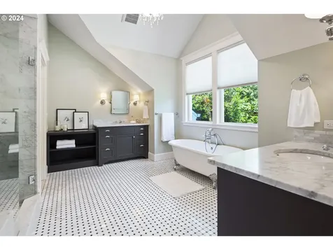4005 Ne Hazelfern Place Portland OR 97232