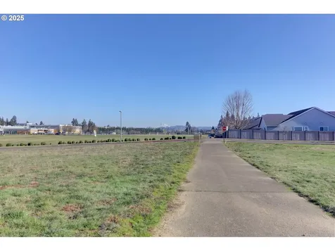 1724 SE 10th Avenue Canby OR 97013