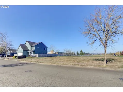 1724 SE 10th Avenue Canby OR 97013