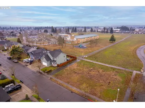 1724 SE 10th Avenue Canby OR 97013