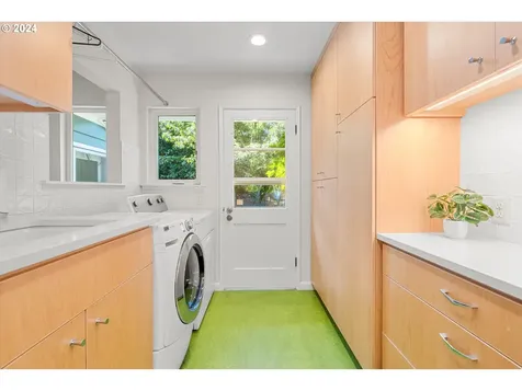 7937 SW Crestline Drive Portland OR 97219