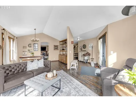 1127 E Pioneer Loop La Center WA 98629