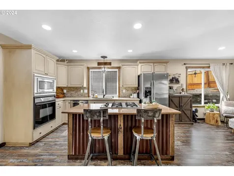 1127 E Pioneer Loop La Center WA 98629