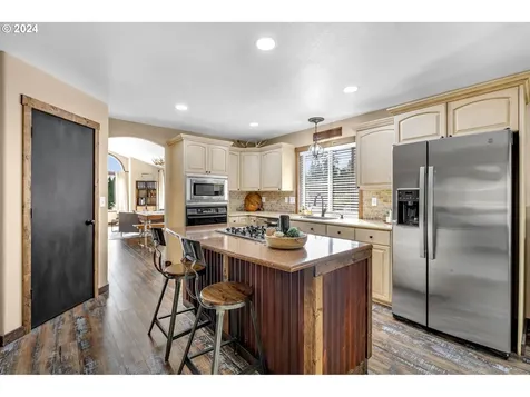 1127 E Pioneer Loop La Center WA 98629