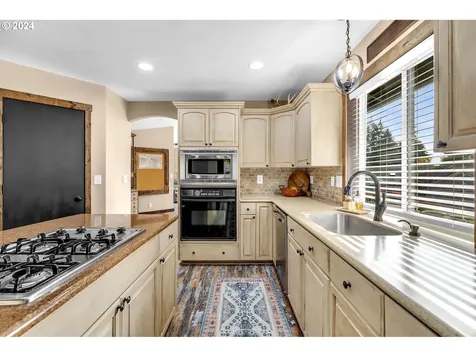 1127 E Pioneer Loop La Center WA 98629