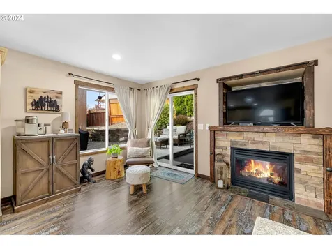 1127 E Pioneer Loop La Center WA 98629