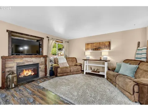 1127 E Pioneer Loop La Center WA 98629