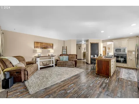 1127 E Pioneer Loop La Center WA 98629