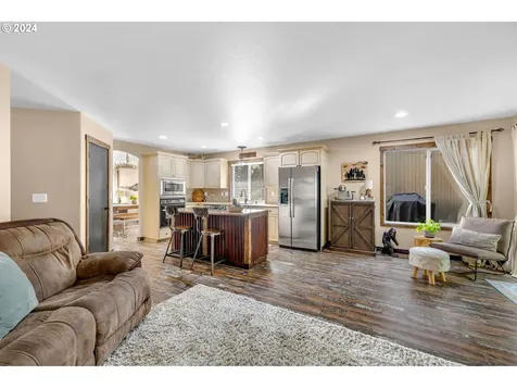 1127 E Pioneer Loop La Center WA 98629