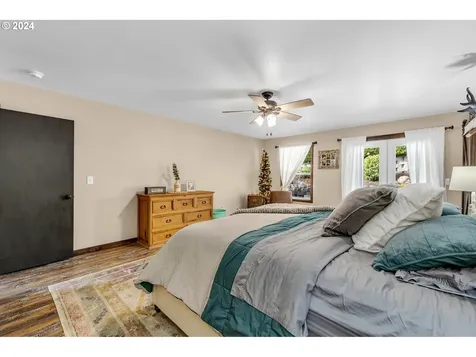 1127 E Pioneer Loop La Center WA 98629