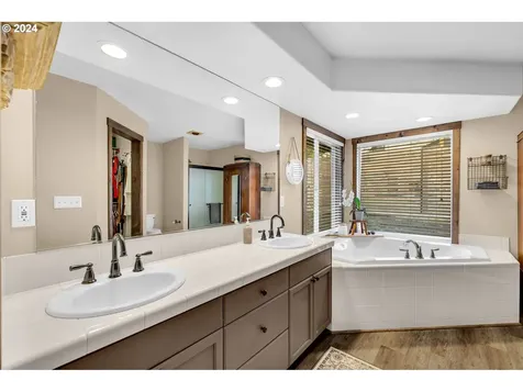 1127 E Pioneer Loop La Center WA 98629