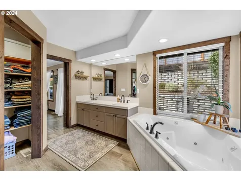 1127 E Pioneer Loop La Center WA 98629