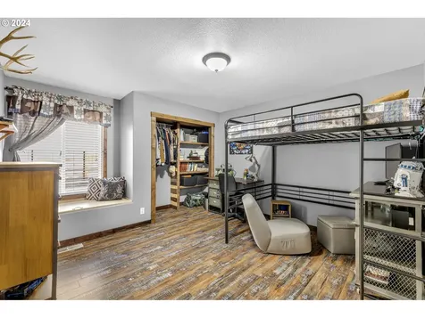 1127 E Pioneer Loop La Center WA 98629