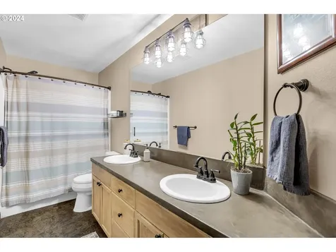 1127 E Pioneer Loop La Center WA 98629