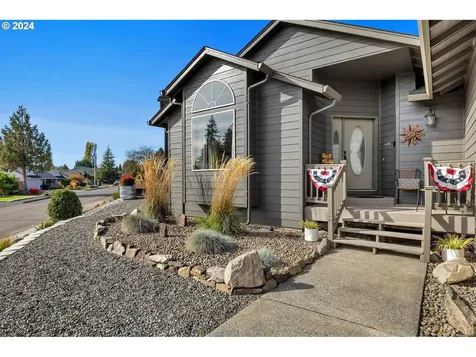 1127 E Pioneer Loop La Center WA 98629
