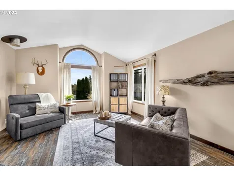 1127 E Pioneer Loop La Center WA 98629